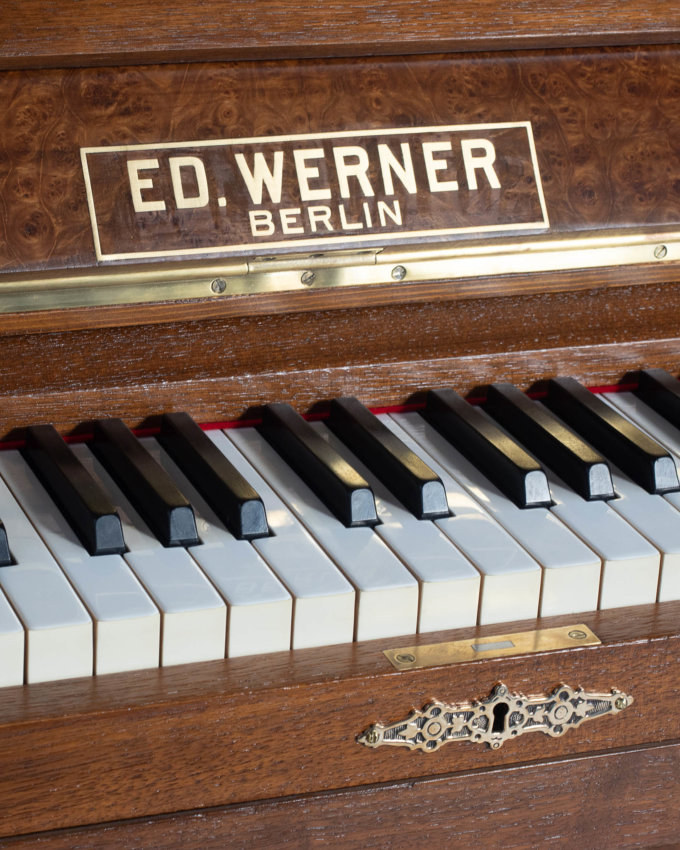 Пианино Ed.Werner Berlin орех, сатинированное
