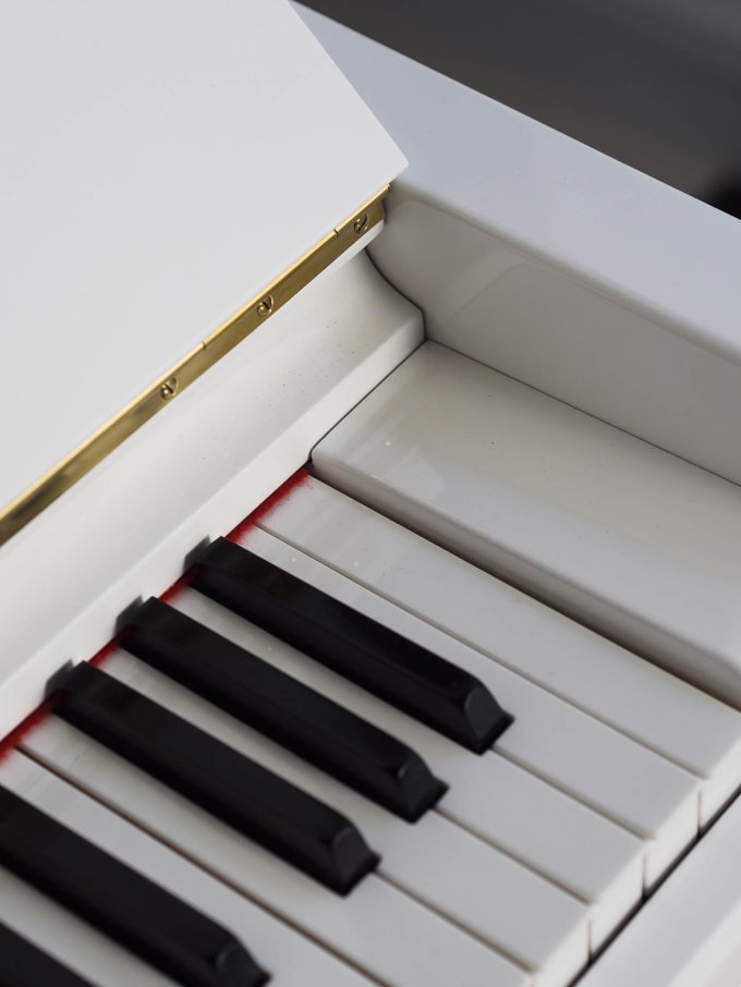 Пианино Steinway & Sons K 132 (BU) белое, полированное