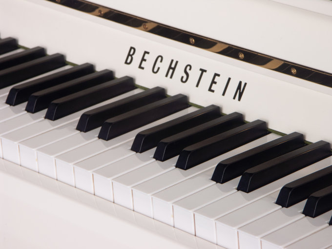Пианино C. Bechstein Academy A 2 белое, полированное, система климат-контроля Dampp-Chaser